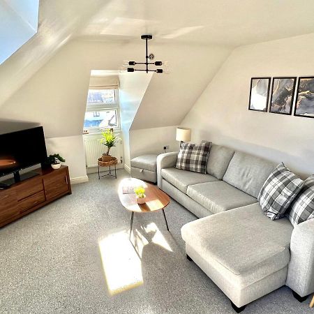 Swanage Holiday Penthouse Apartment, Moments From Beach And Town, On Site Parking, Fast Wifi, Sleeps Up To 6, Rated Exceptional Bagian luar foto