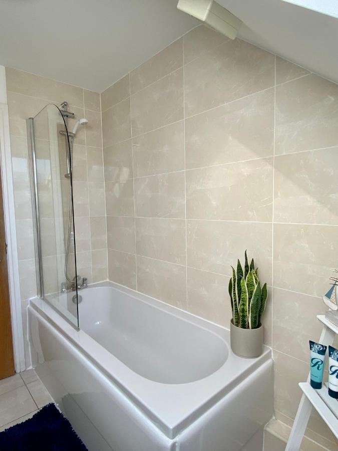 Swanage Holiday Penthouse Apartment, Moments From Beach And Town, On Site Parking, Fast Wifi, Sleeps Up To 6, Rated Exceptional Bagian luar foto